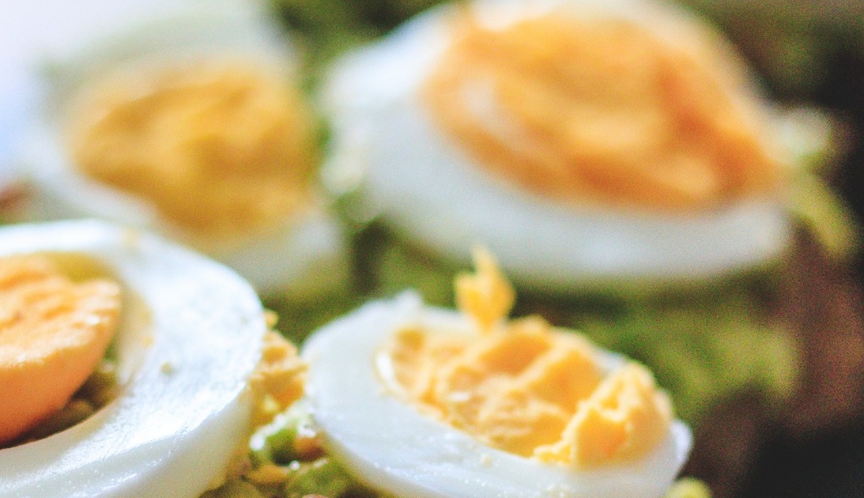 Can hard-boiled eggs be left out?